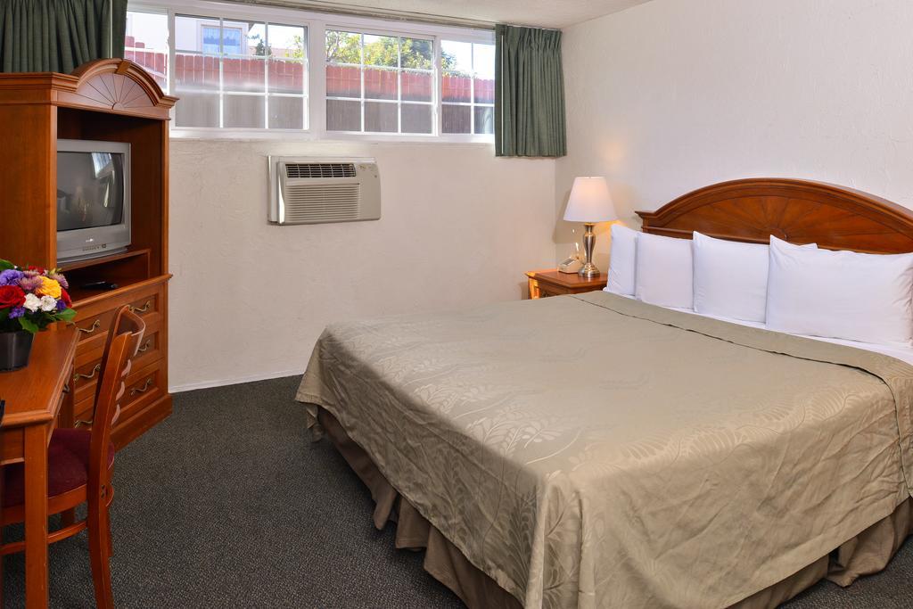 Americas Value Loma Hotel